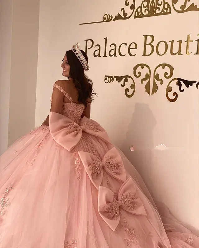 Appliqued Off The Shoulder Bow Princesa Ball Gown Prom Party Wear Doce 16 Vestido Vestidos Rosa Vestidos Quinceanera MQ417