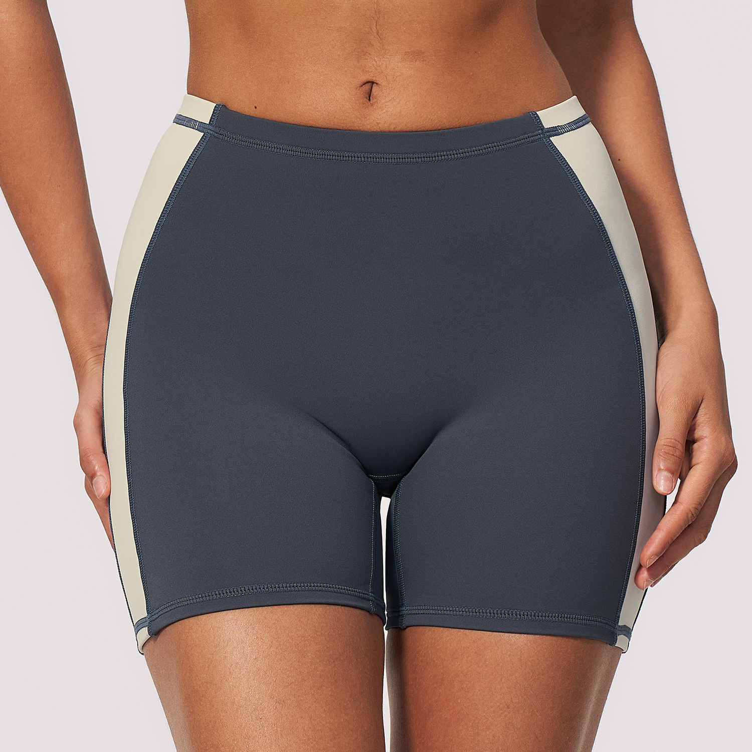 pantalones cortos grises