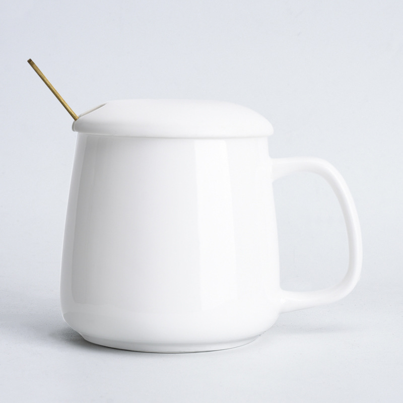 Tasse chaude blanche brillante avec couvercle et cuillère