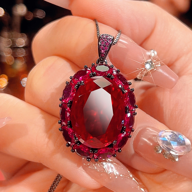 Pendentif corindon rouge avec chaîne vénitien