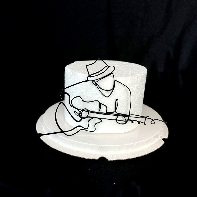 Lignes noires jouant de la guitare