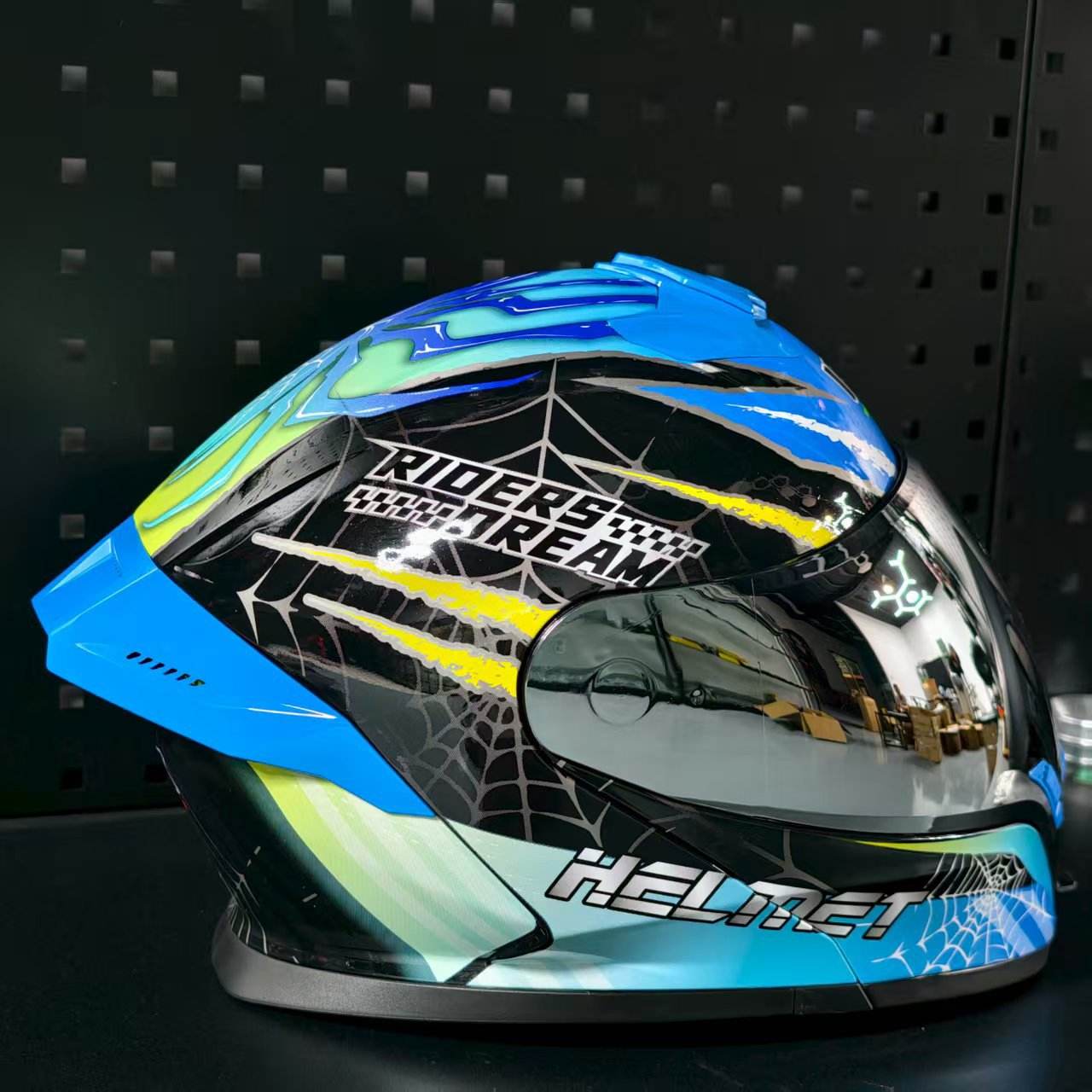 แมงมุมสีน้ำเงินดำสดใส