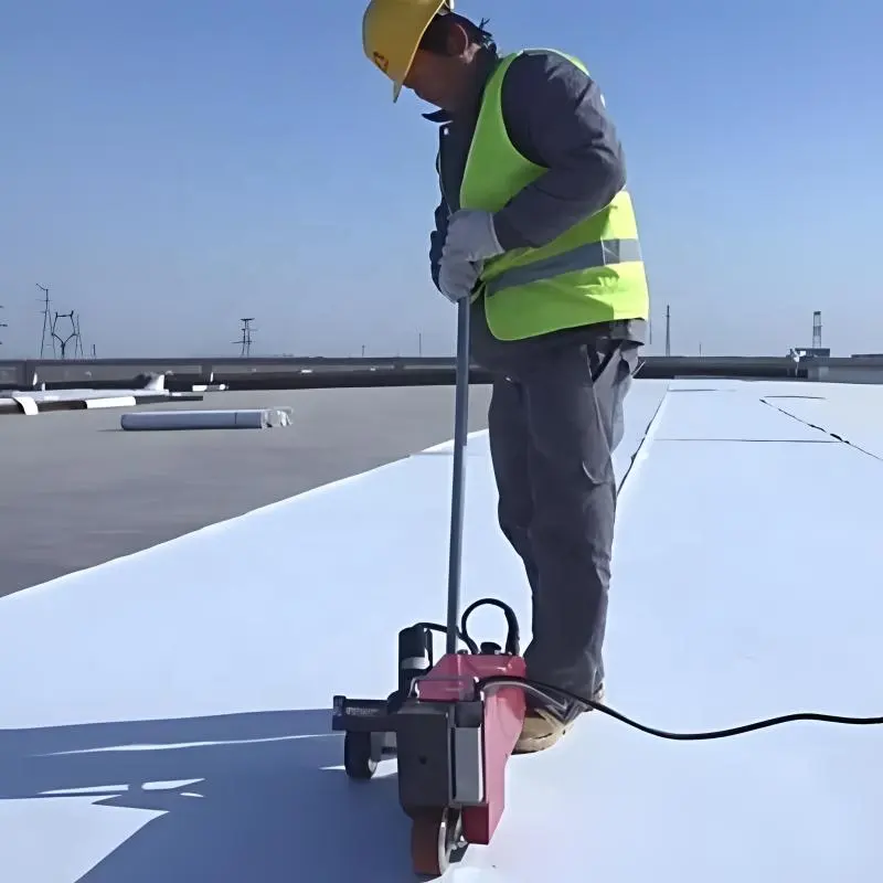 Membrane d'étanchéité de toit en caoutchouc TPO auto-adhésive résistante aux UV exposée de 1.5mm pour le toit de terrasse en bois de béton en métal