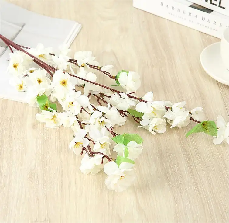 Branches de fleurs de cerisier artificielles en plastique de fleur de pêcher en soie faites à la main pour la décoration de fête de mariage