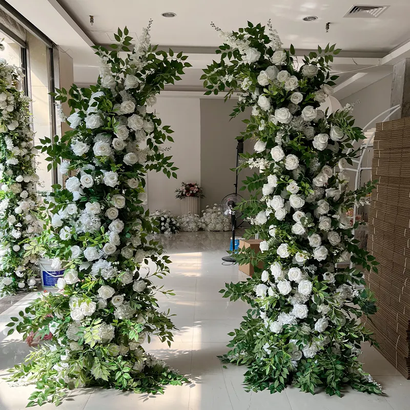 Fiori bianchi su misura dell'arco rosso verde rosa per fiori del cancello della decorazione dell'hotel di nozze