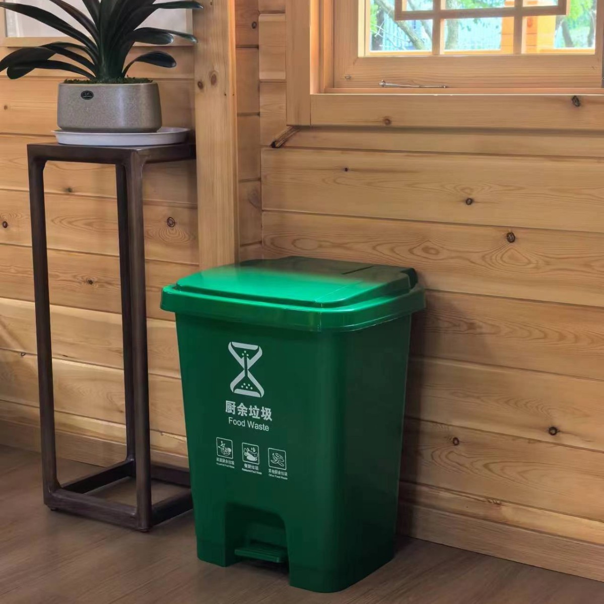 Cubo con Pedal de 60L, Color Verde