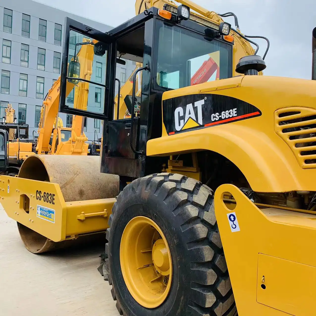 Máquina de construcción de carreteras Caterpillar CAT CS683E rodillo vibrador precio bajo en venta en Shanghai
