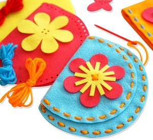 Kit da cucito per bambini fai da te alla moda personalizzato di età compresa tra 4-8 anni include artigianato in feltro 6 accessori per borse che aiutano a sviluppare giocattoli educativi per motori raffinati