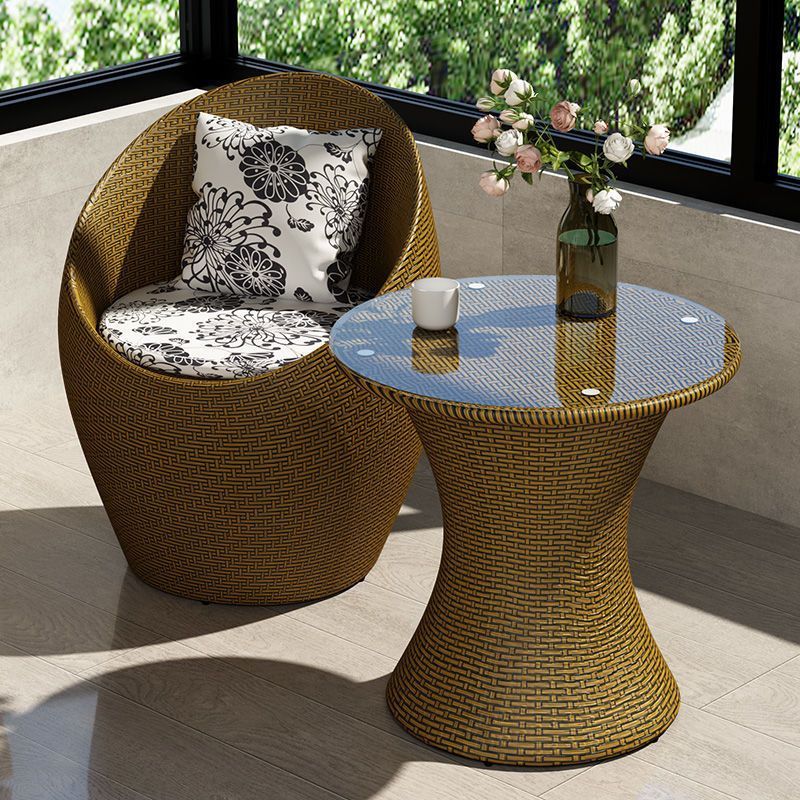 Une table et une chaise (or)