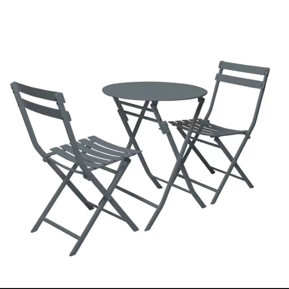 Ensemble comprenant 2 chaises en fer forgé gris et 1 table ronde pliante.