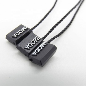 Personalizado en relieve el logotipo del nombre de la prenda colgar cadena sello etiqueta de plástico - Product Image 4