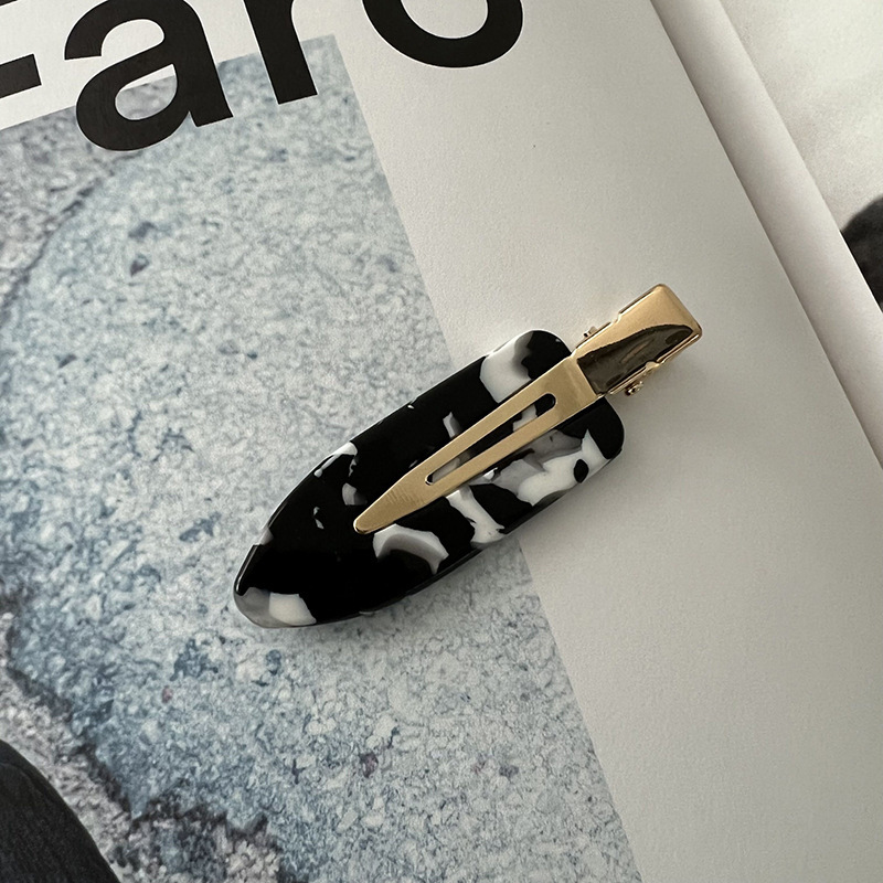 Black and white-no trace hairpin