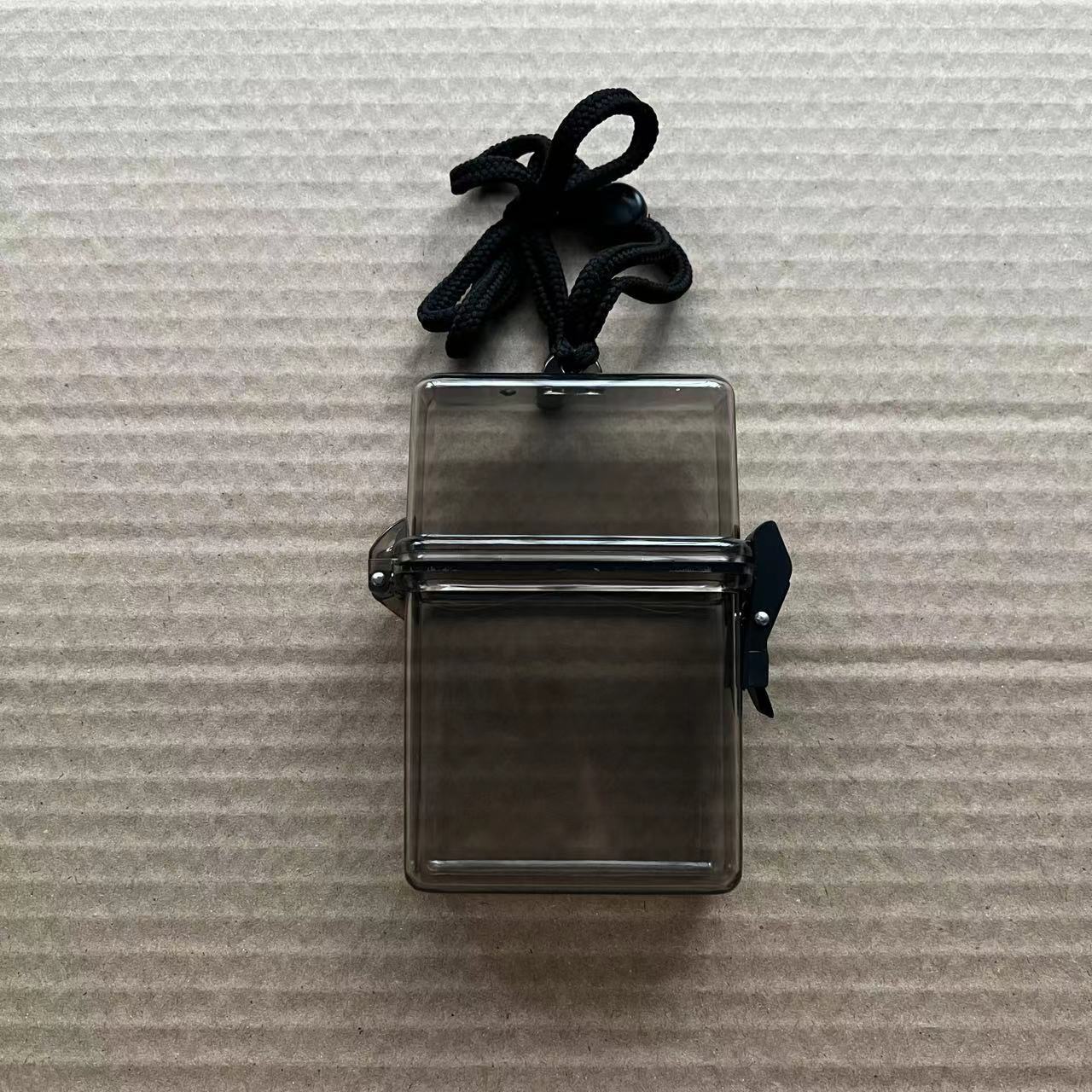 Gris fumé transparent