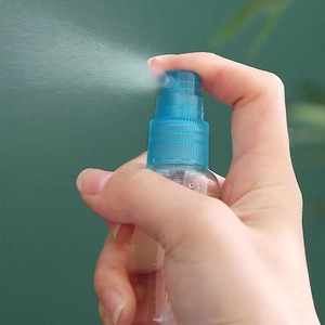 Fabrika ücretsiz örnek temizle parlak 30 50 100 Ml parfüm örnek erkek plastik sprey şişeleri ile erkekler için plastik kapak