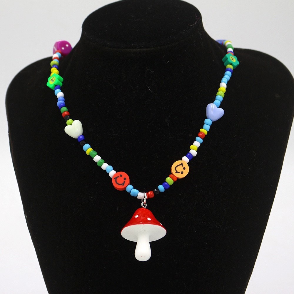 Collier de perles de rocaille rouge en forme de champignon