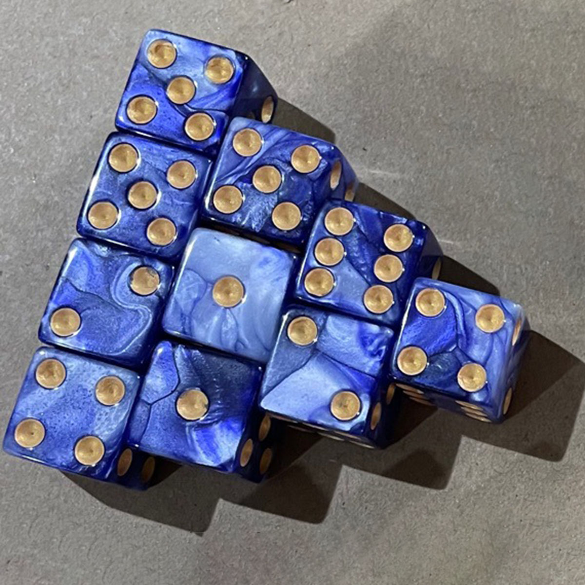 azul oscuro y blanco