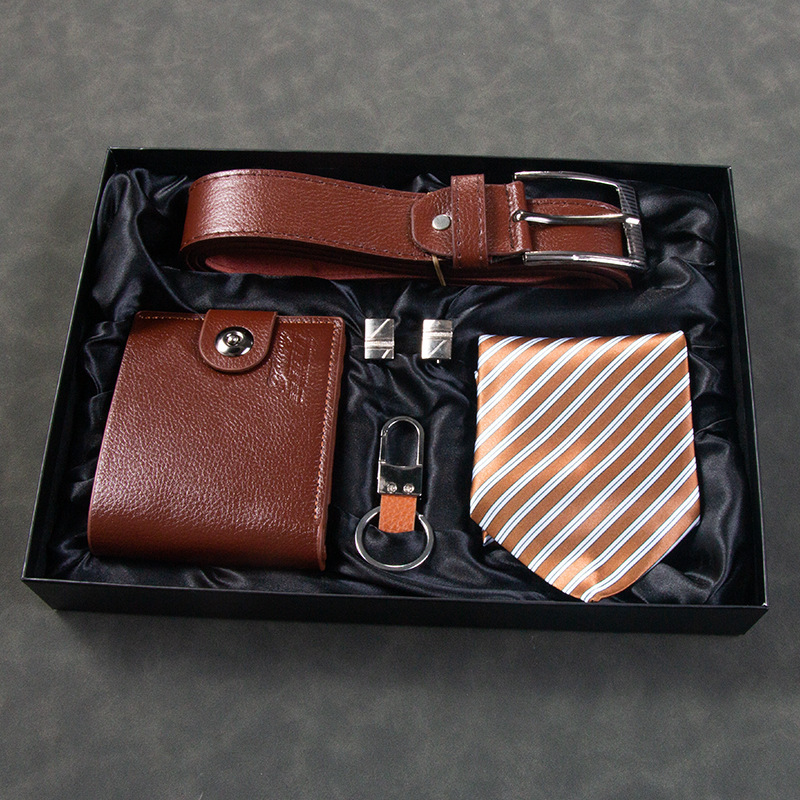Ensemble cadeau 7 pièces : porte-monnaie, cravate, ceinture, porte-clés, 2 boutons de manchette, coffret cadeau.