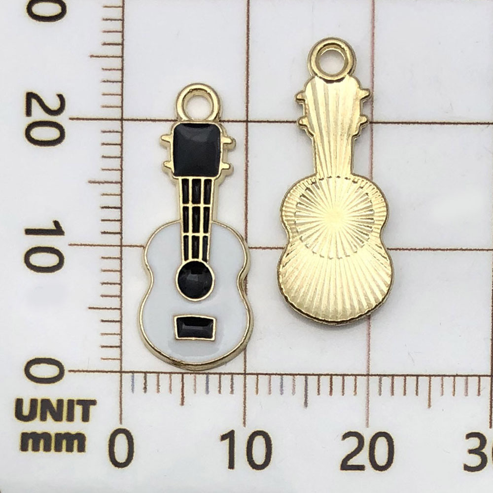 One black and white varnished guitar - 0.9g - 23*10mm - 19469