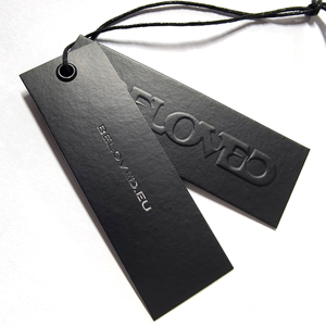 Etiquetas colgantes personalizadas de nuevo diseño con cuerda de cuerda para etiquetas de ropa, etiquetas personalizadas baratas en relieve para ropa de mujer, etiqueta colgante - Product Image 2