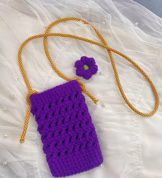 Broche fleur finition violet foncé