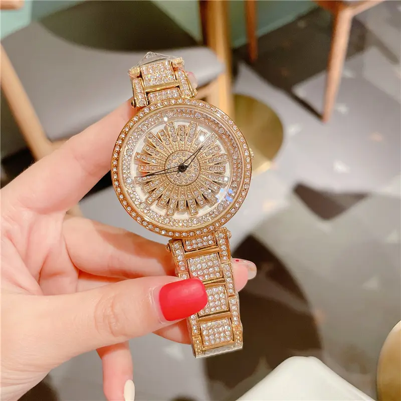 Exquisite süße rotierende lila Diamant große Oberfläche Damen Armbanduhren Elegante Nigeria wasserdichte Gold Quarzuhr für Frauen