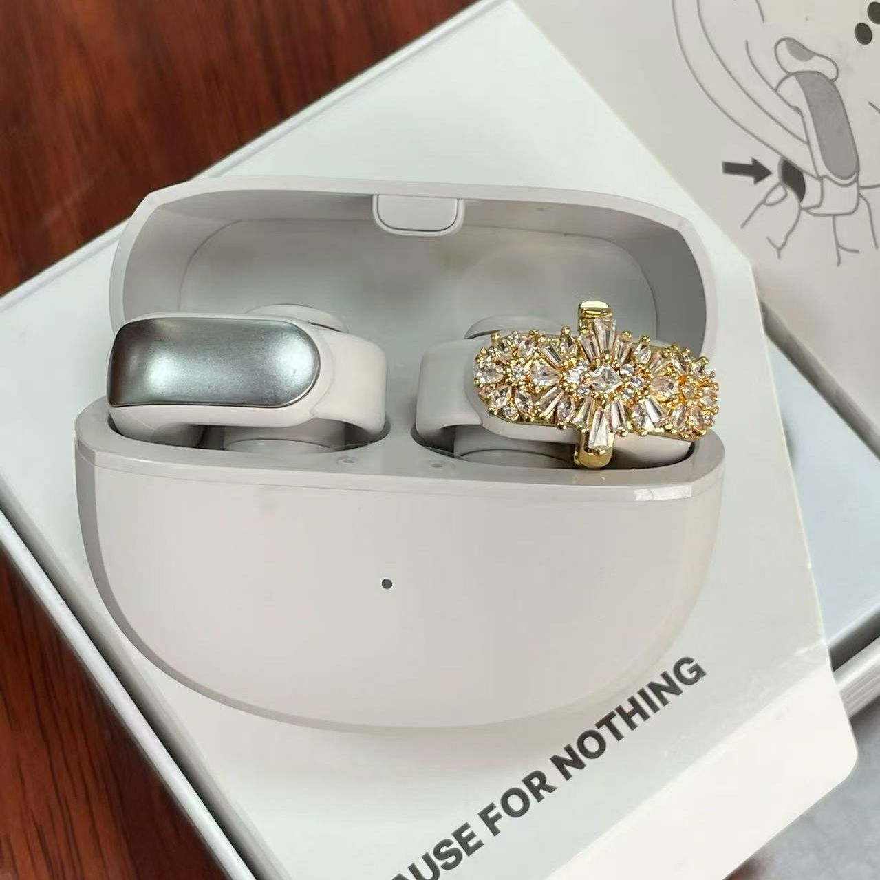 Blanc avec des accessoires élégants