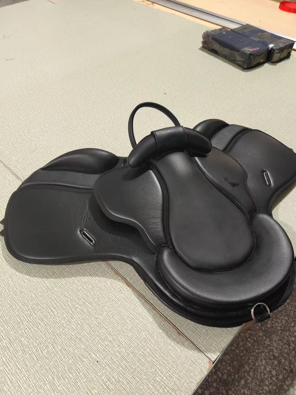 Silla de montar infantil negra con juego completo de accesorios.