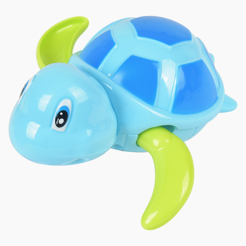 Pequeña tortuga azul jugando en el agua