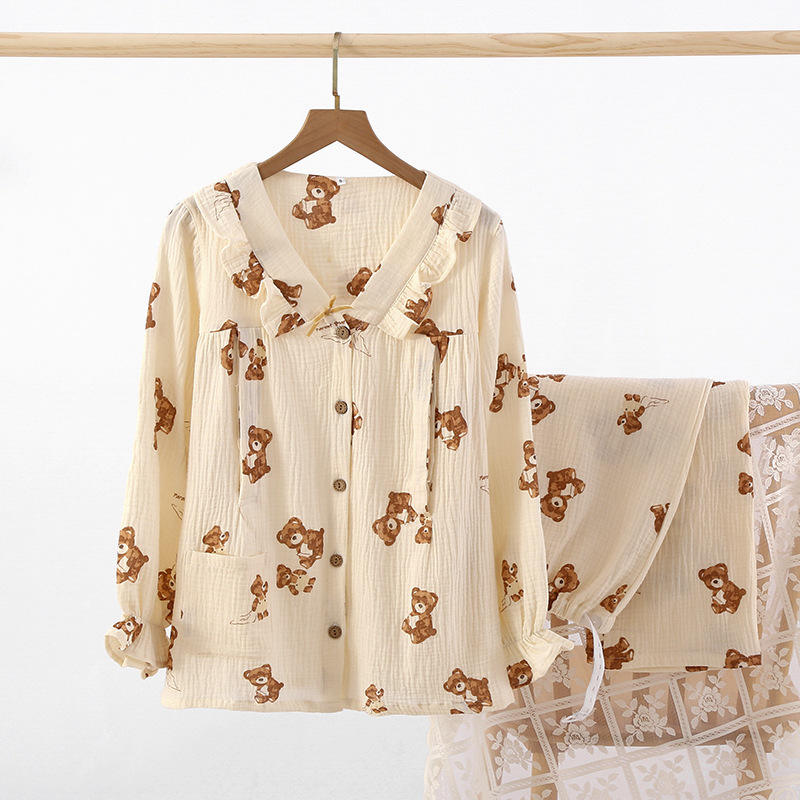 Madre bianca e cucciolo di orso