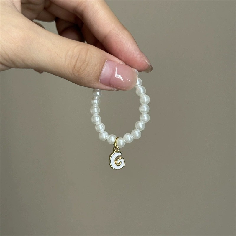 Collar de perlas con letra "g"