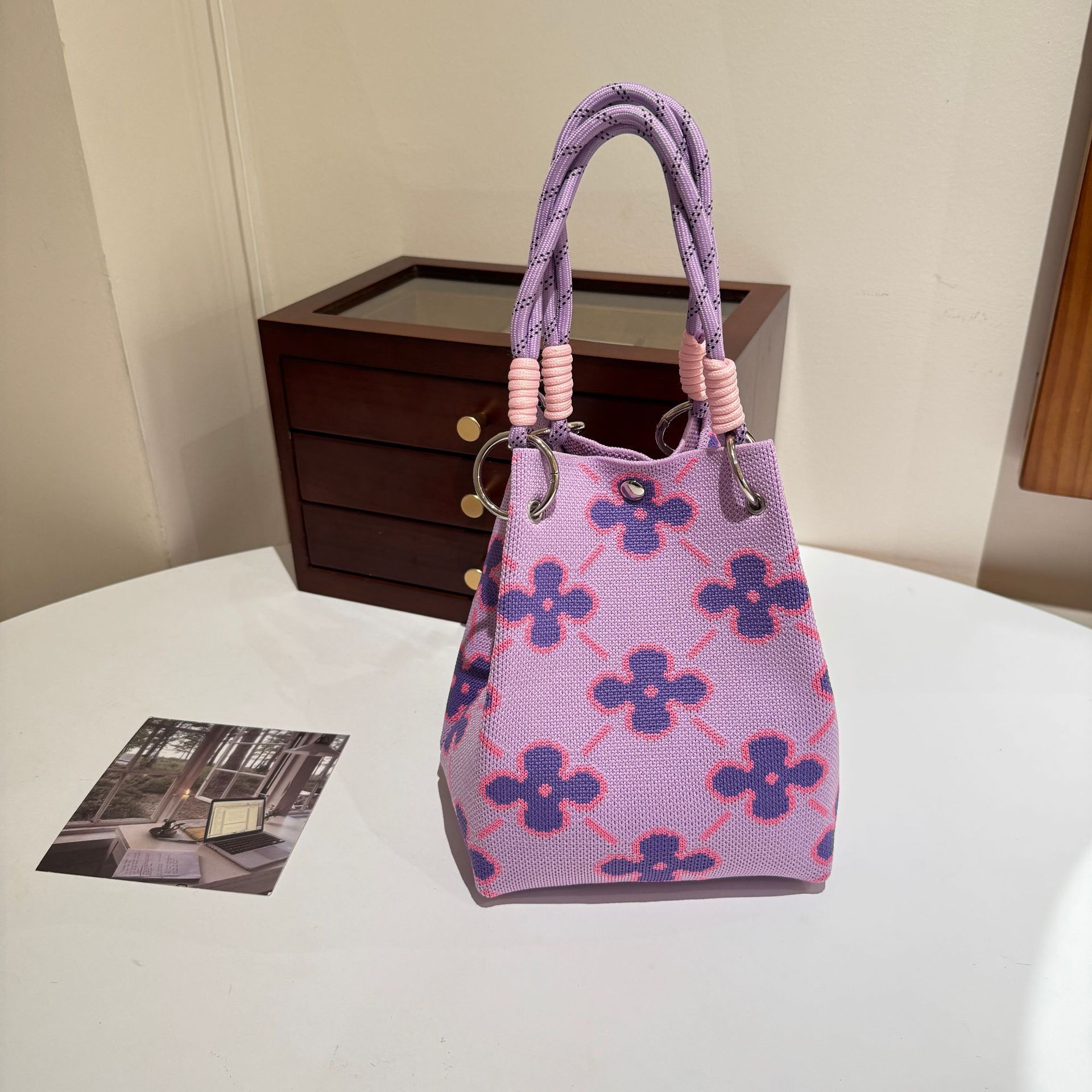 Fiore viola a quattro punte