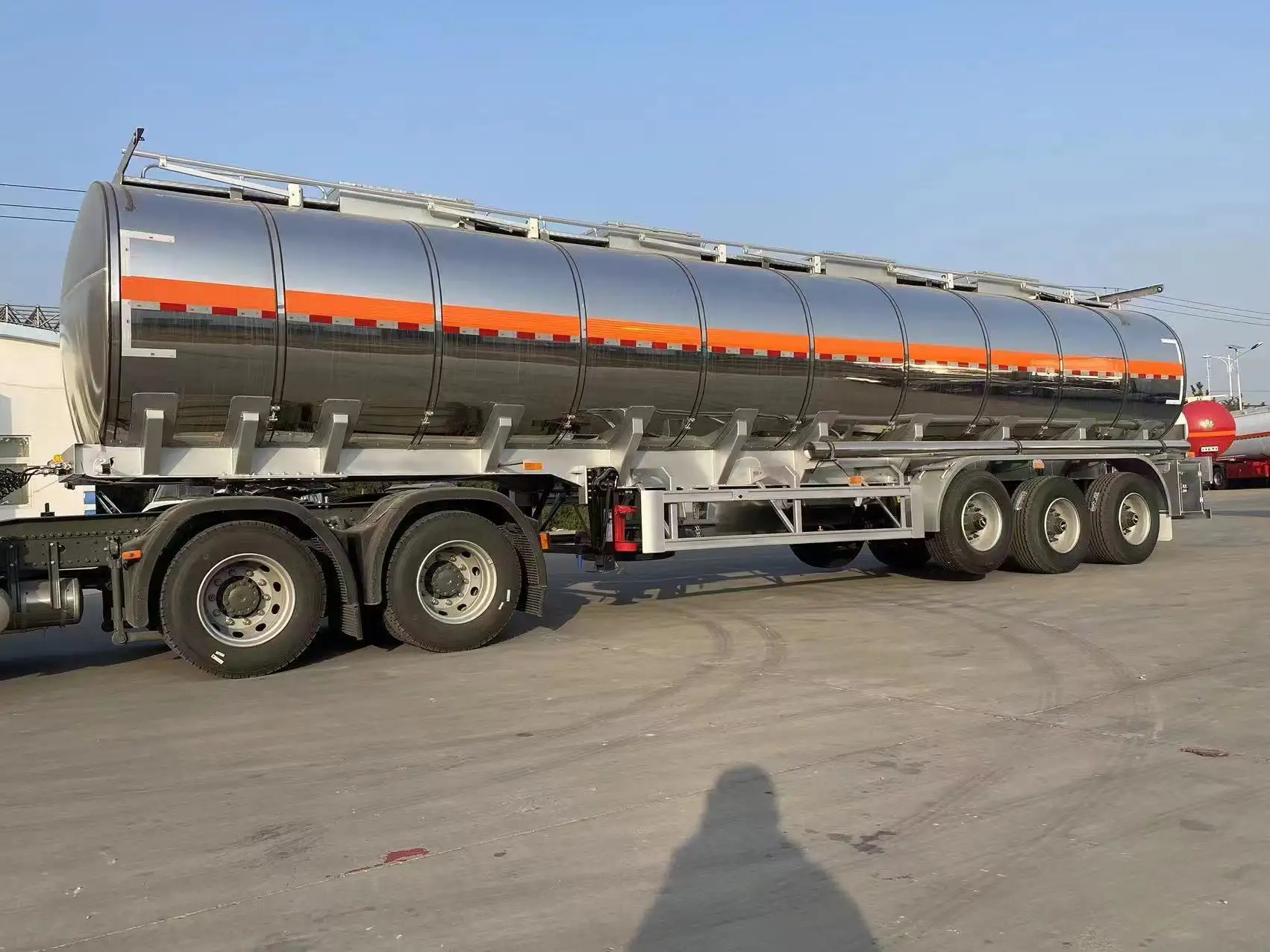 चीन ने 25 टन एल्यूमीनियम मिश्र धातु हीटिंग डामर डामर टैंक ट्रक ट्रेलर बनाया