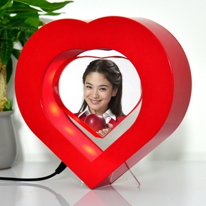 กรอบรูปแม่เหล็กรูปหัวใจสีแดงลอยตัวพร้อมไฟ LED สำหรับของขวัญและโปรโมชั่น
