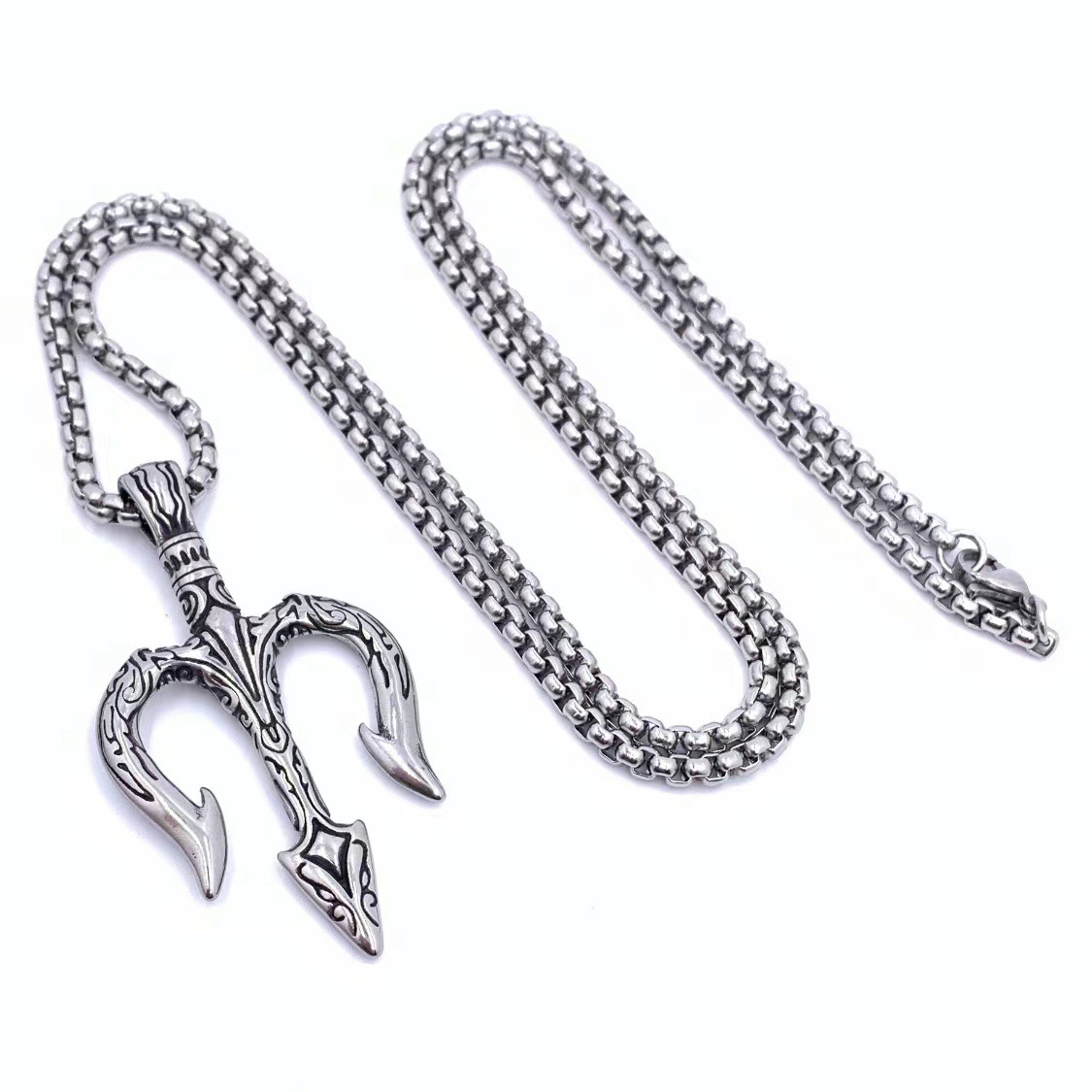Pendentif B avec une chaîne de 70 cm de long