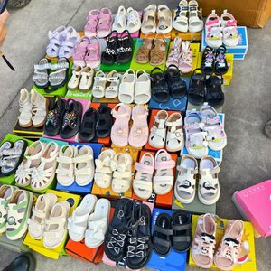 <span class=keywords><strong>2025</strong></span>新款夏季女童凉鞋柔软防滑底热销款式独特质感儿童沙滩凉鞋便宜