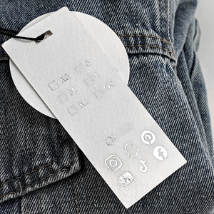 Özel ad baskılı lüks geri dönüşümlü giysi etiketleri kabartmalı askılı etiketler özel karton giysi Hangtags giyim kendi logosu için - Product Image 6