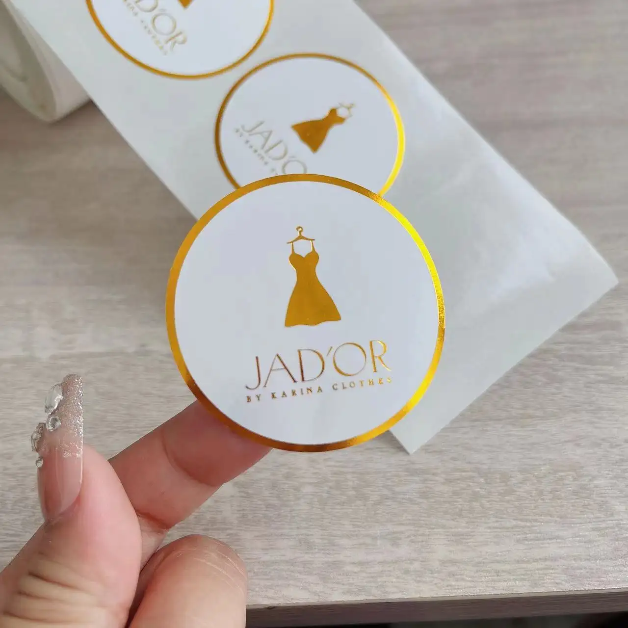 Rollo de pegatinas de papel adhesivo con diseño personalizado, rollo de etiquetas con papel de aluminio dorado brillante impreso, logotipo de marca