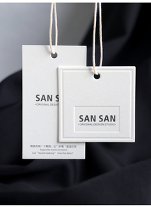 Etiquetas colgantes personalizadas de lujo con logotipo Diseño e impresión Etiqueta colgante de papel de ropa de moda Etiqueta oscilante de ropa en relieve con cuerda