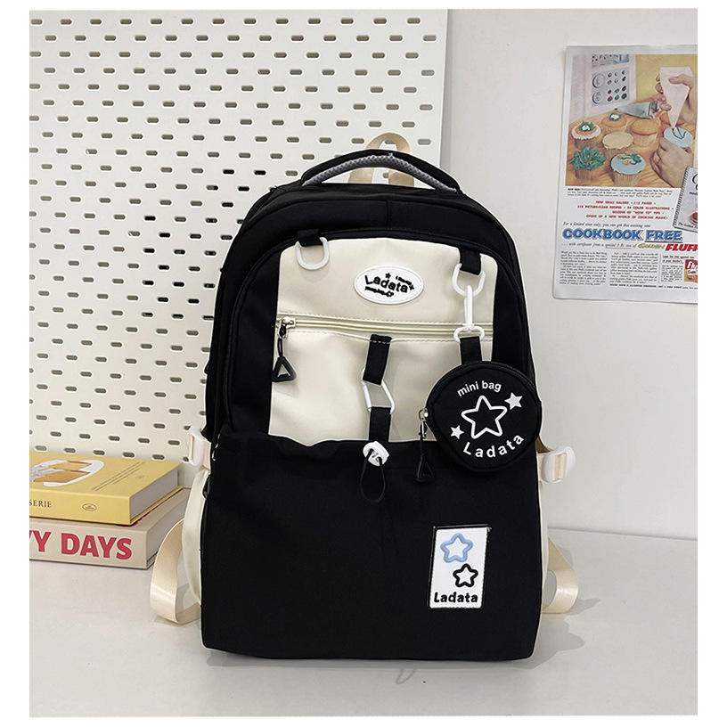 Le noir est livré avec un petit sac.