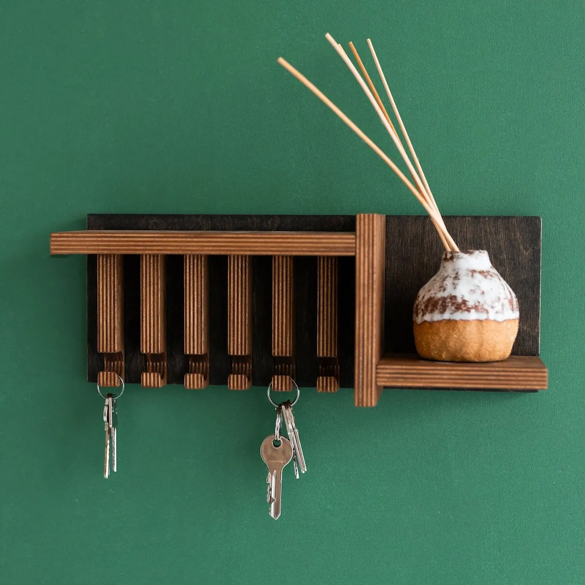 حامل مفاتيح خشبي مزخرف مُثبت على الحائط مخصص مع 6 خطافات ورف عائم على شكل Z يُثبت على الحائط