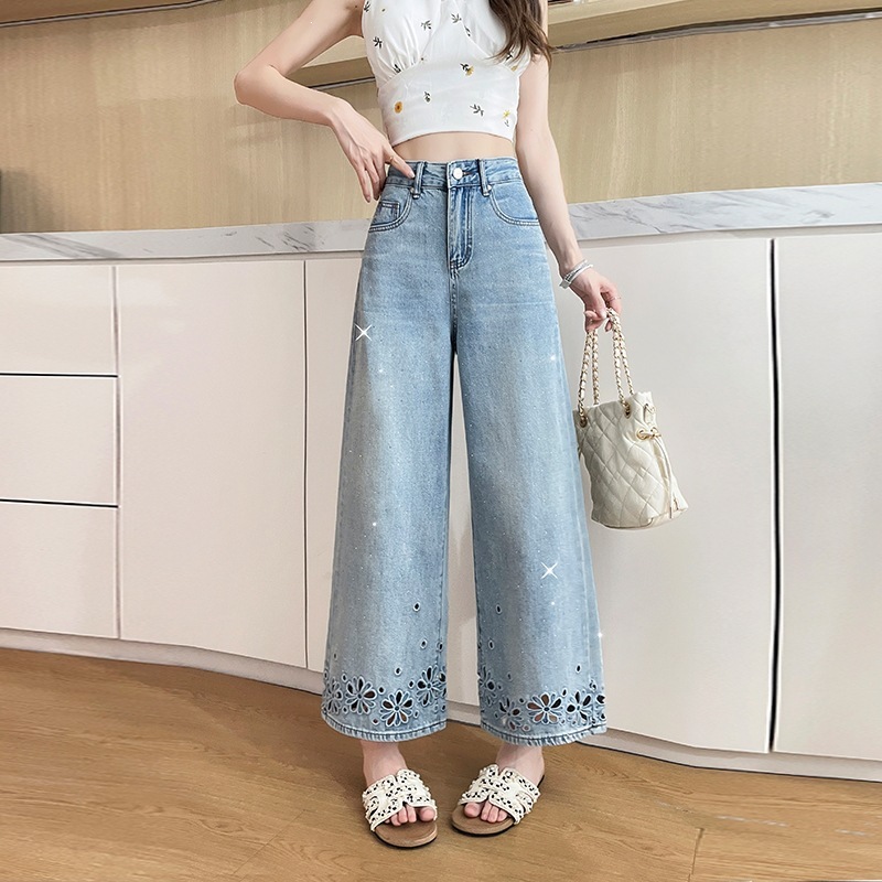 Light blue cropped pants