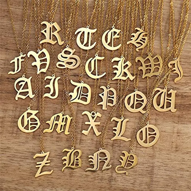 A buon mercato all'ingrosso alfabeto gotico 26 lettera fascino gioielli in acciaio inox A-Z vecchio carattere inglese lettere iniziale collana pendente