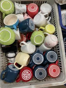 Fabrika düşük fiyat depo stok renk sır seramik kupalar toplu porselen çoklu renk desen sözleşmeli seramik kupalar - Product Image 3