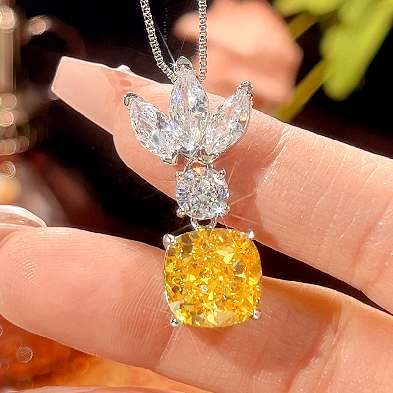 Pendentif diamant jaune taille Ice Flower avec chaîne vénitienne