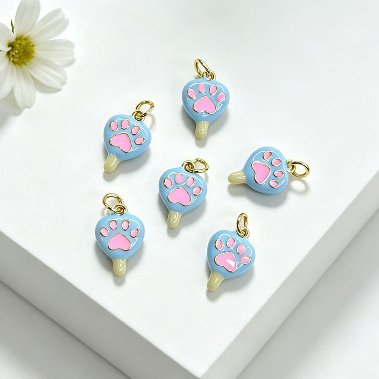 Patte de chien bleue