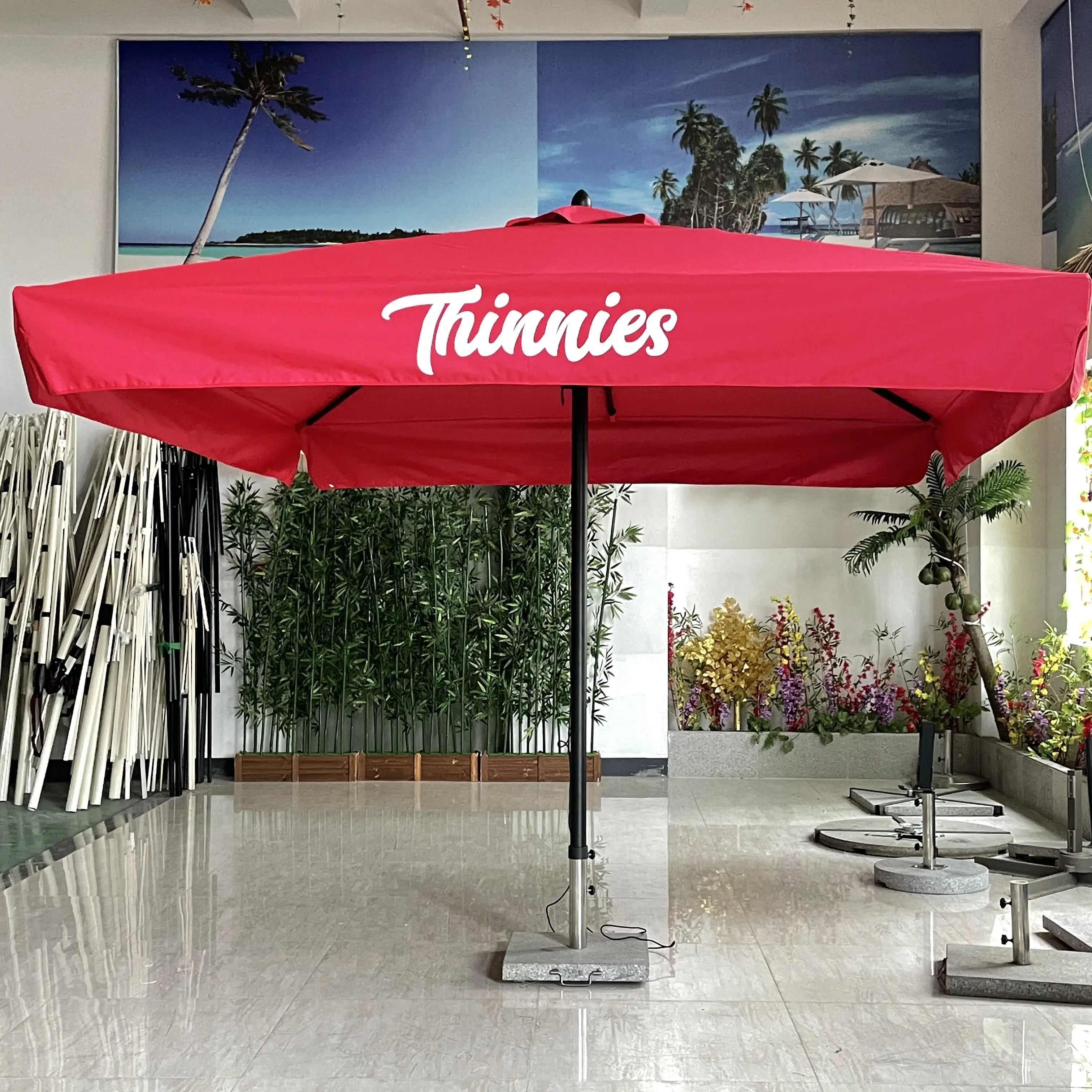 Ombrellone a metà palo con bordo riflettente spiaggia sedie a sdraio con ombrellone e tavolo paesaggio ombrellone dubai