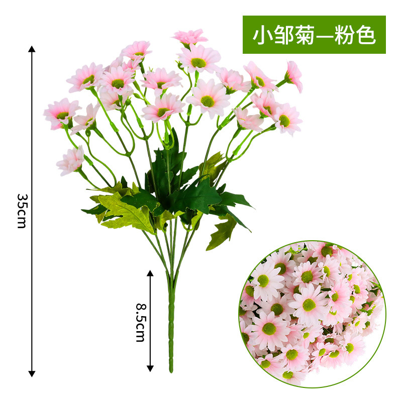 Les petits chrysanthèmes forment un bouquet rose clair