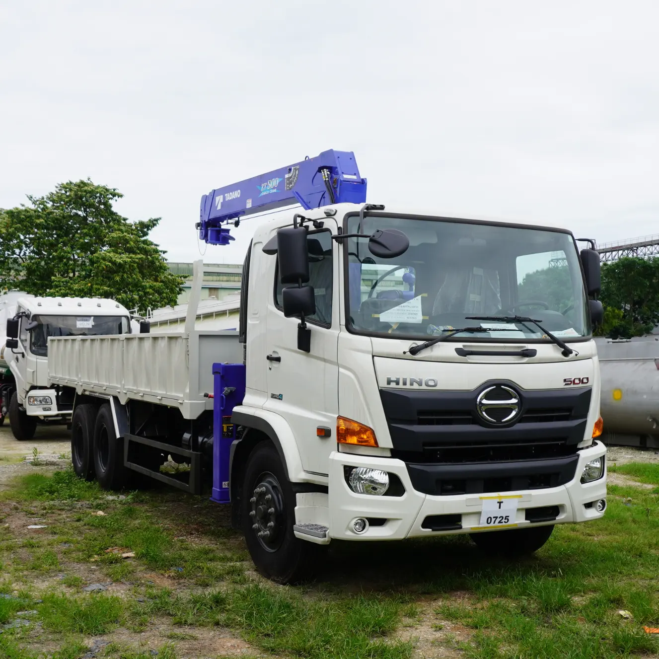 Camion de marque HINO avec grue Capacité de charge de 5 tonnes Camion grue HINO par VU LINH AUTO au Vietnam