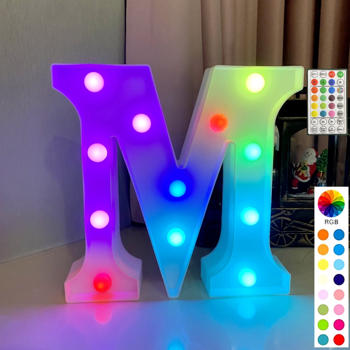 Base blanche avec lettre "m" et télécommande synchrone multicolore.