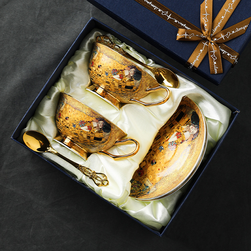Coffret cadeau couple égyptien : deux tasses, soucoupes et cuillères.